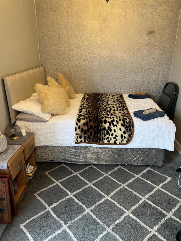 阿维莫尔Craigellachie Cabin的一间卧室配有一张带豹纹图案的床