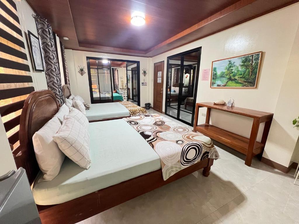 阿拉米诺斯卢尔德度假屋的一间卧室配有两张床和一张书桌