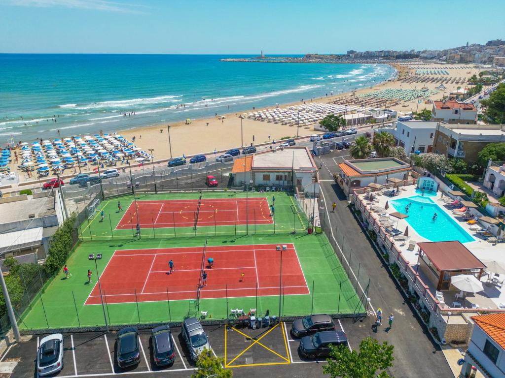维耶斯泰Village La Canzone del Mare的海滩上两个网球场的空中景观
