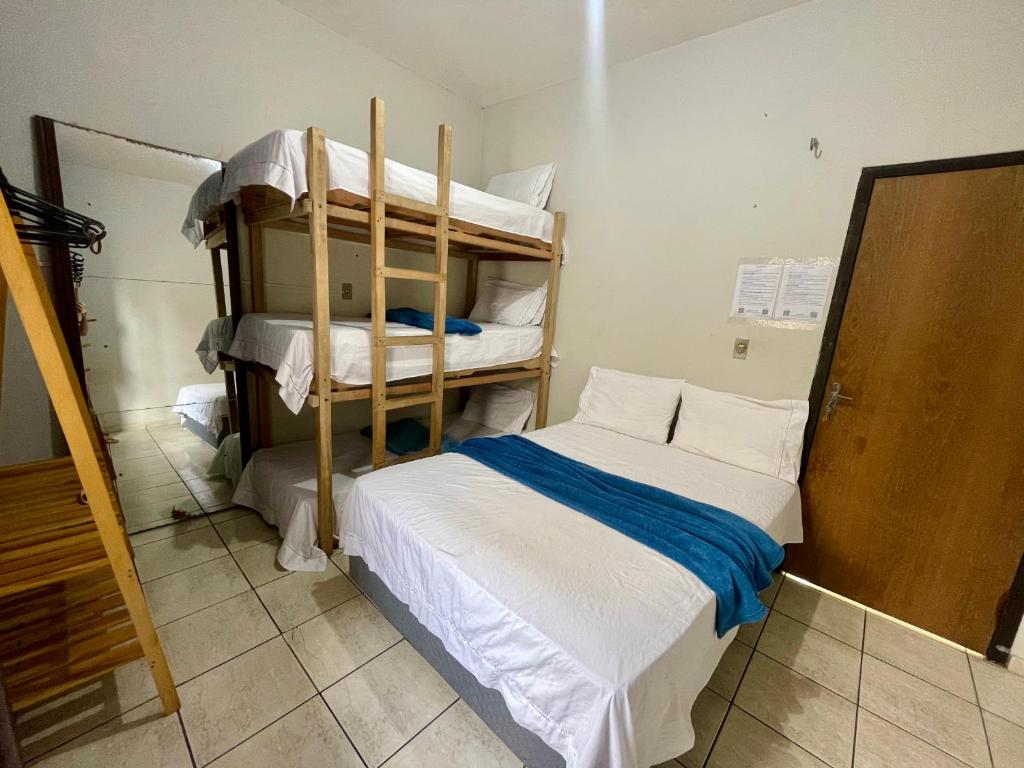图托亚Mini Hostel的一间卧室配有两张双层床。