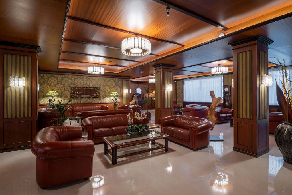 莱切戴勒帕姆酒店的大堂设有皮沙发和桌子
