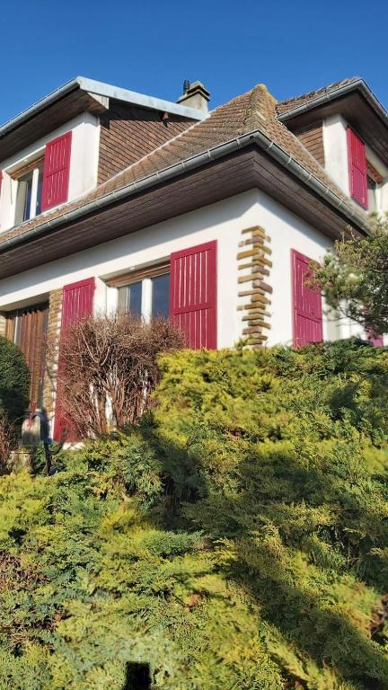 奥登河畔的布雷特维尔Chez Toinette的山顶上带红色门的房子