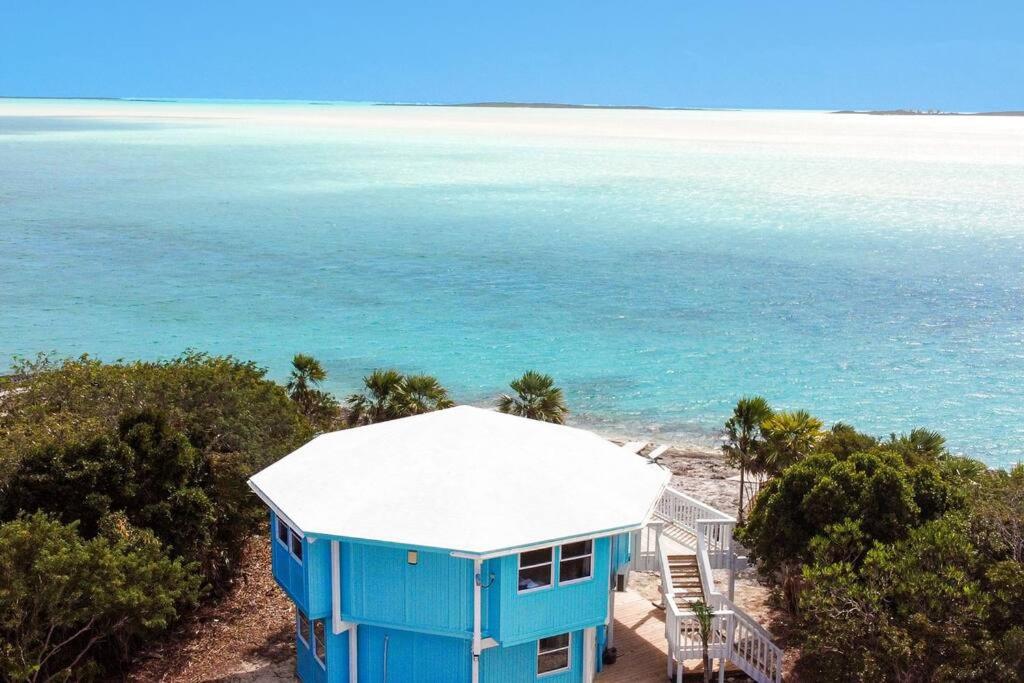 MichelsonOceanBliss: Exuma, Waterfront sleeps 8的海边蓝色房子