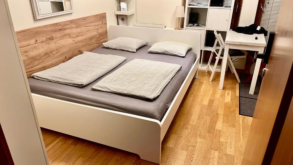 查科韦茨Mini Studio的一张床上有两个枕头的房间