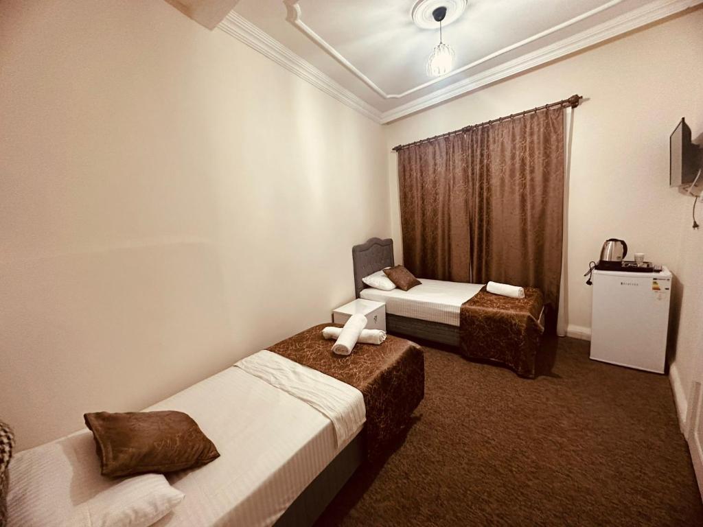 迪亚巴克尔Konak Otel Suriçi的酒店客房设有两张床和窗户。