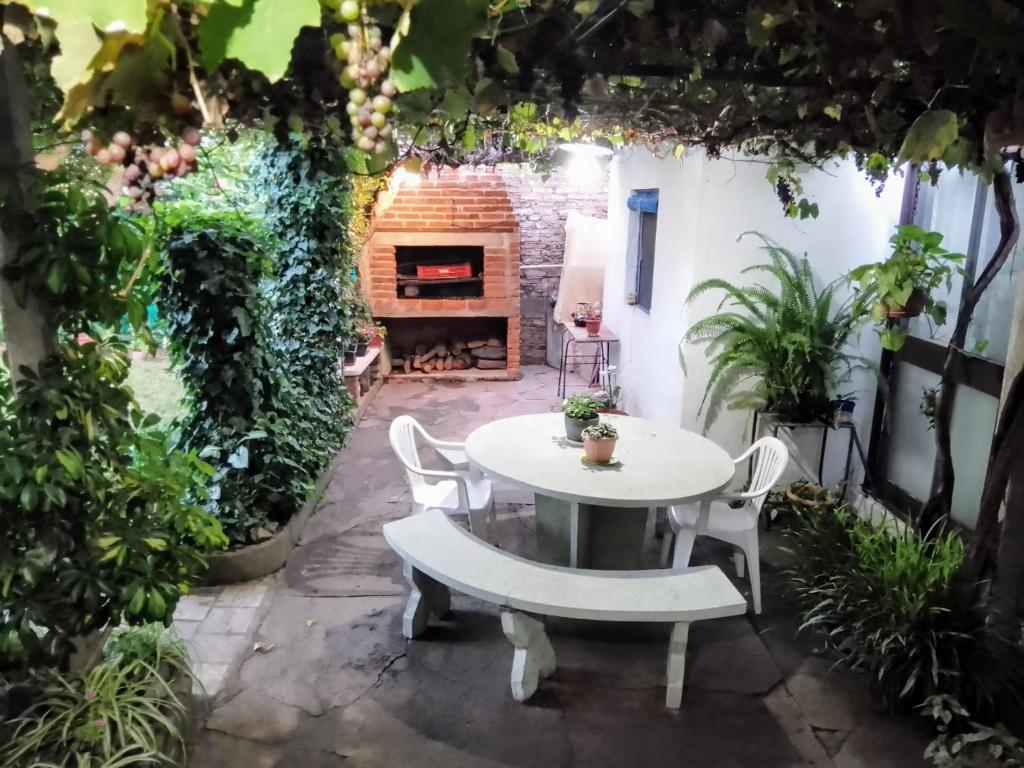 科洛尼亚-德尔萨克拉门托"Mi pequeño refugio" - Apartamento Colonia del Sacramento的庭院配有桌椅和壁炉。