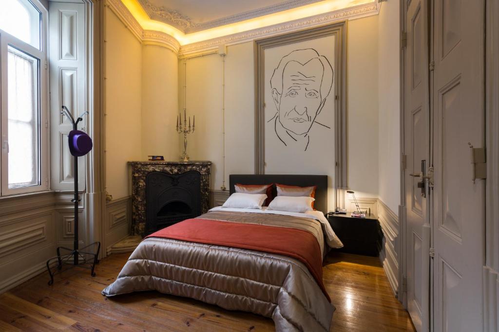 科英布拉Serenata Hotel & Hostel Coimbra的一间卧室配有一张壁画床