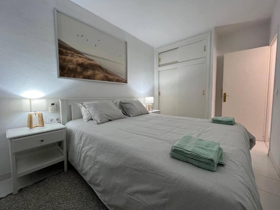 Precioso Apartamento en Es Grau客房内的一张或多张床位