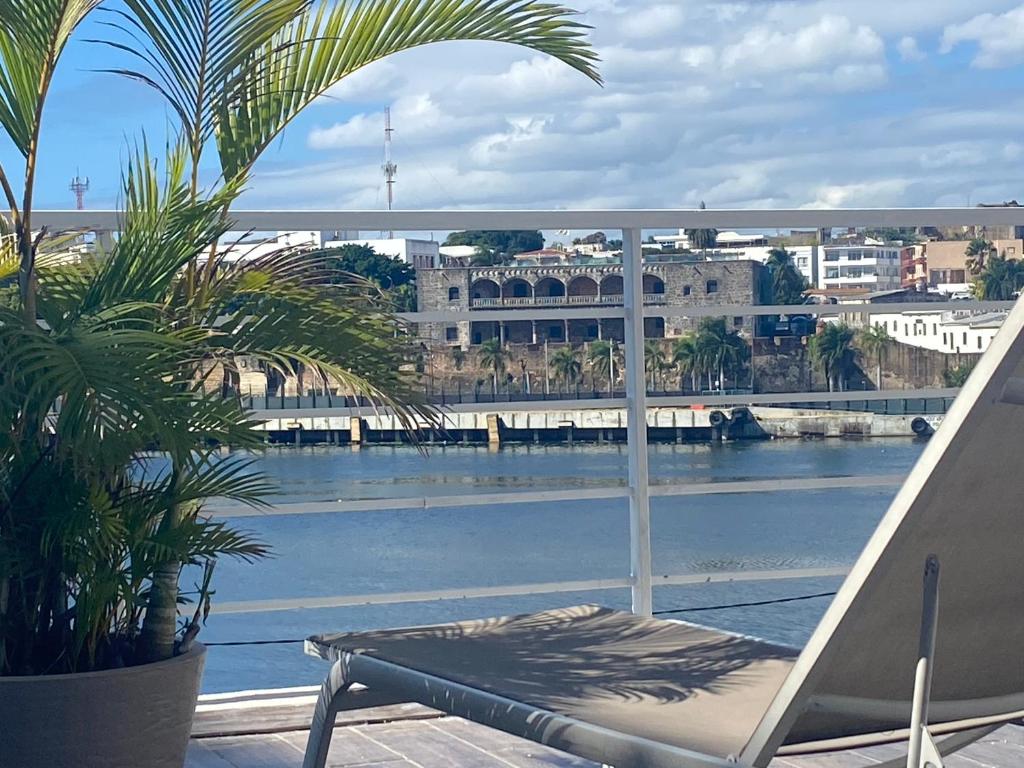 圣多明各Apartamento Frente a la Zona Colonial, Santo Domingo的阳台设有长凳,享有水景