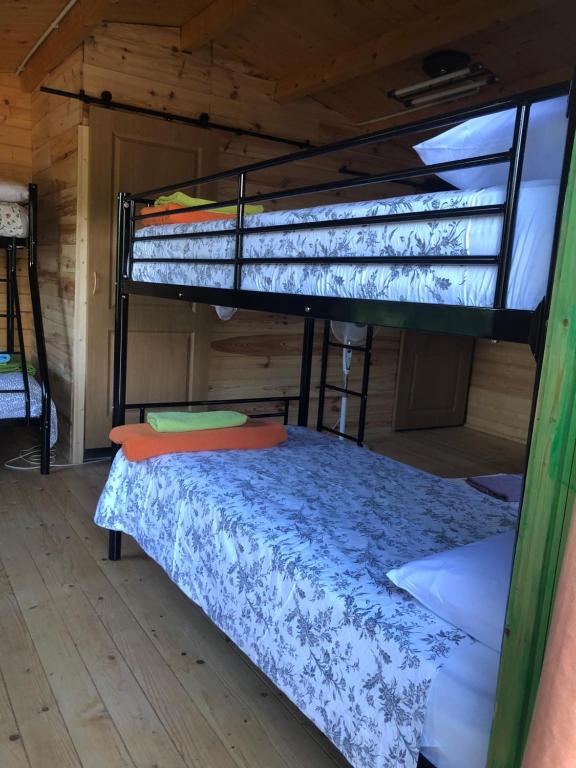 MontblanquetRefugi MARILLUNA的小屋内一间卧室配有一张双层床
