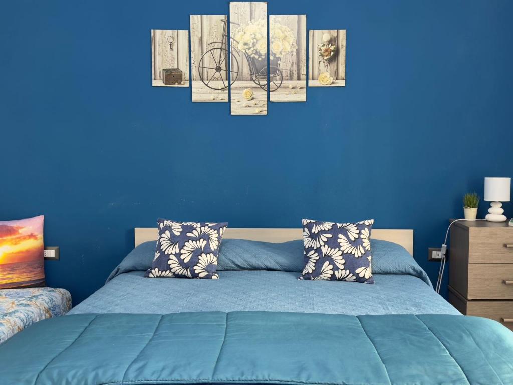 卡利亚里Affittacamere Sa Pardula的蓝色的卧室,配有床和蓝色的墙壁