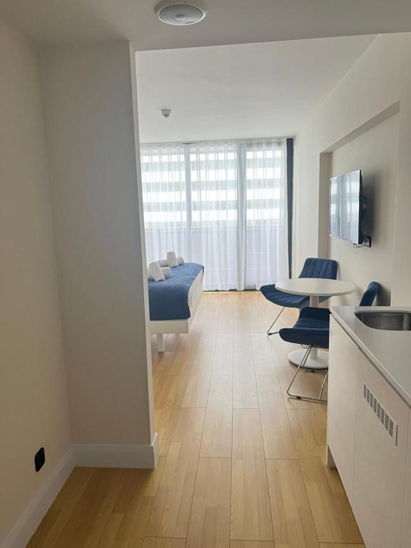 巴统Elegance Sea Views Apartments in Orbi City BATUMI的客厅配有沙发和桌子