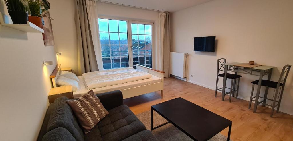 杜塞尔多夫Renoviertes Apartment inkl TG Stellplatz in Düsseldorf的客厅配有沙发和1张床