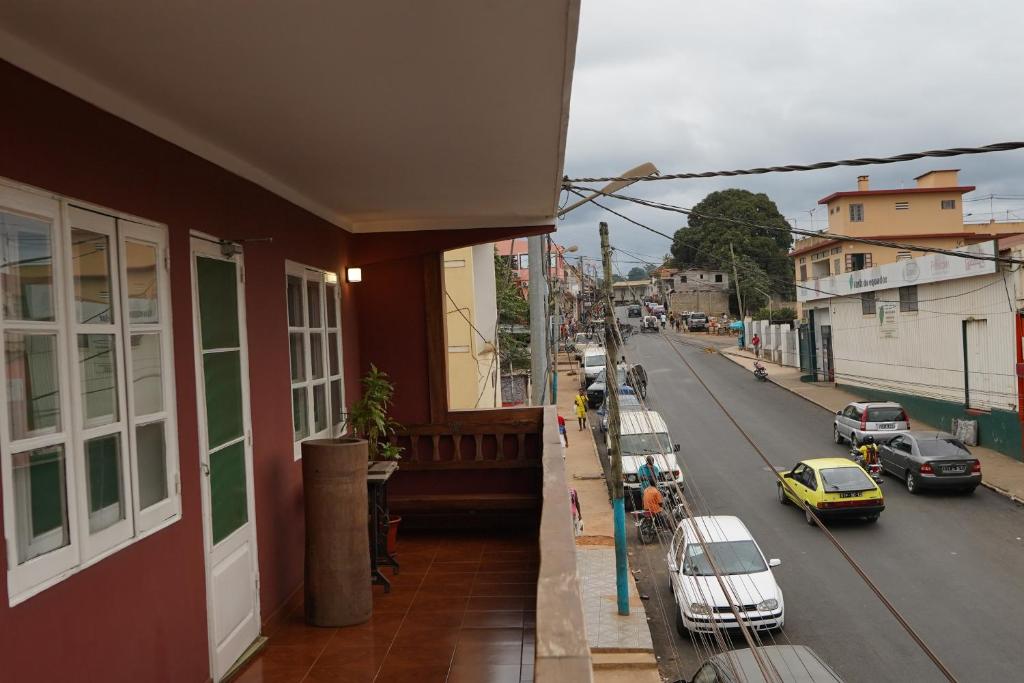 圣多美Residencial Avenida Geovanni的享有城市街道的景色,街道上设有停车位