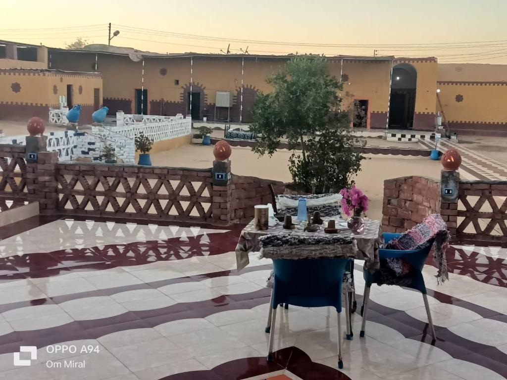 阿斯旺Arafa Nubian Guest house的庭院中间的桌椅