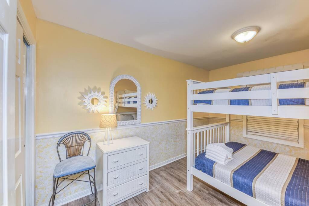 Comfy Condo ~ Steps away from the beach!平面图