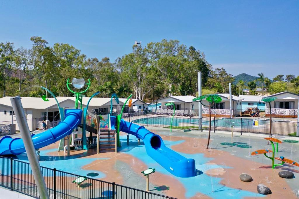Tinaroo蒂纳鲁湖度假酒店的一个带水滑梯和滑梯的水上公园