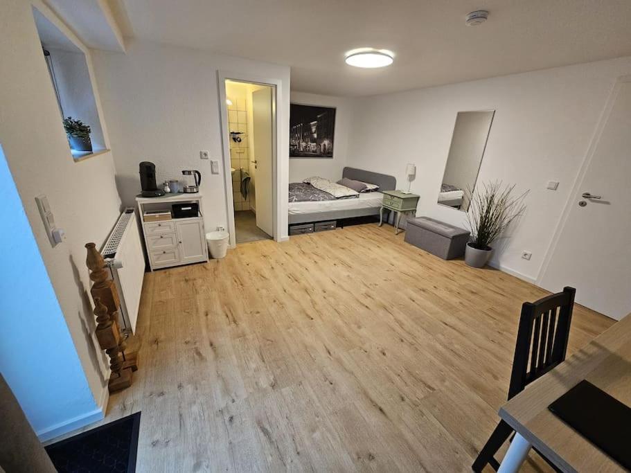 杜塞尔多夫Apartment Tanne的一间铺有木地板并配有床的大客厅