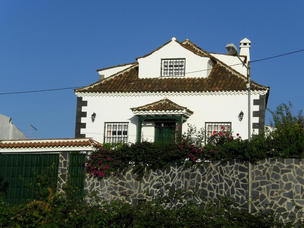 San Juan de la RamblaEl Lagar de Piedra的前面有栅栏的白色房子