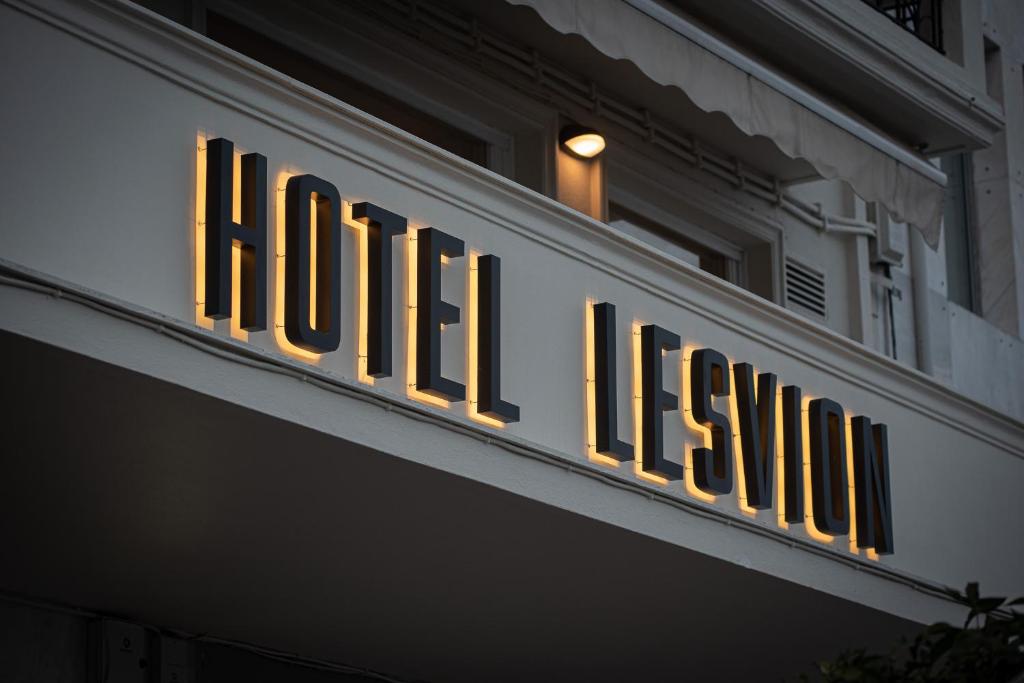米蒂利尼莱斯维恩酒店的建筑物一侧的好莱坞标志