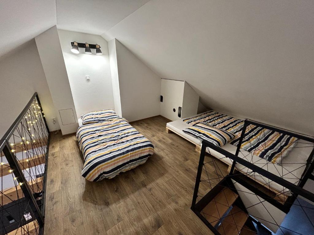 卡什佩尔斯凯霍里Apartmán Mavis的楼梯间内的两张床
