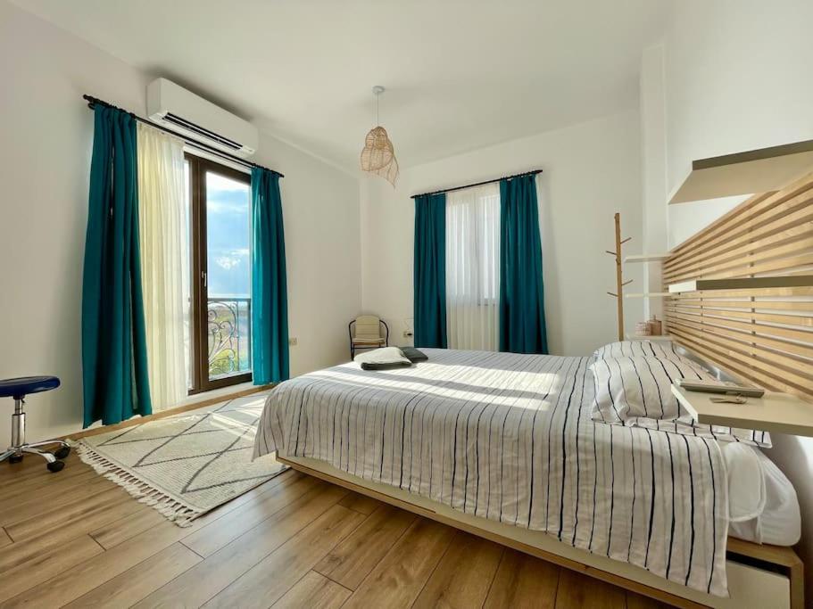 帕莫瑞Our dreamy holiday home by the sea的一间卧室设有一张大床和一个大窗户