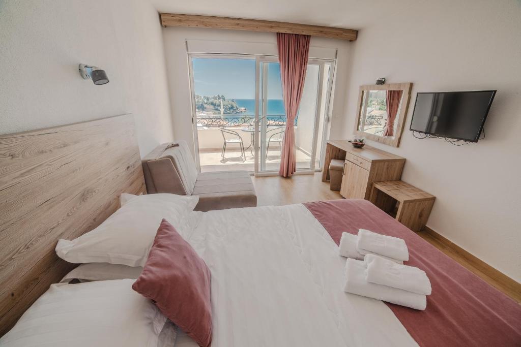 乌尔齐尼Hotel NOBEL Ulcinj的一间卧室配有一张床,享有海景