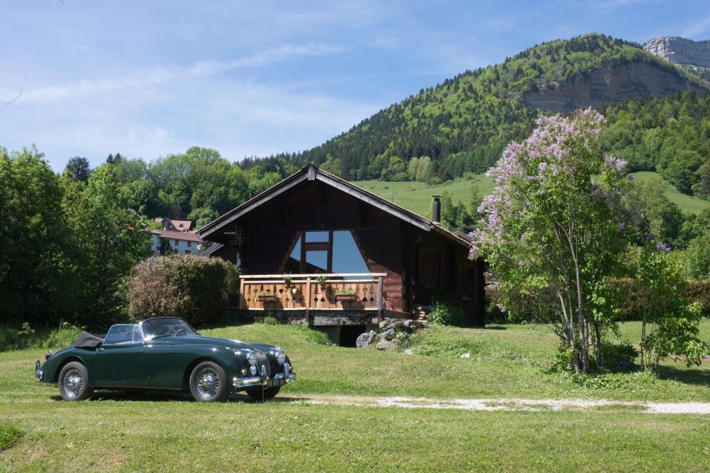 Le Sappey-en-Chartreuse乐珀蒂思奇尔住宿加早餐旅馆的停在小屋前的绿色汽车