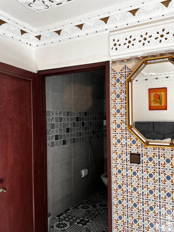 拉巴特Riad Palais D'Or的一间带镜子和卫生间的浴室