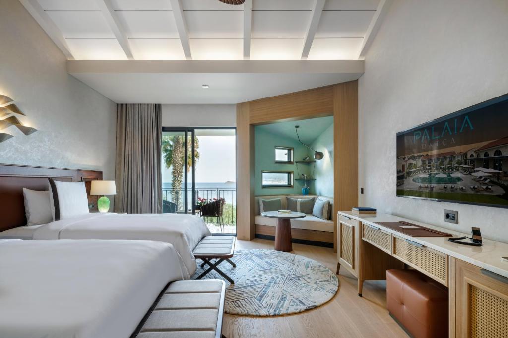 达特恰Palaia Hotel Datça的配有一张床和一张书桌的酒店客房
