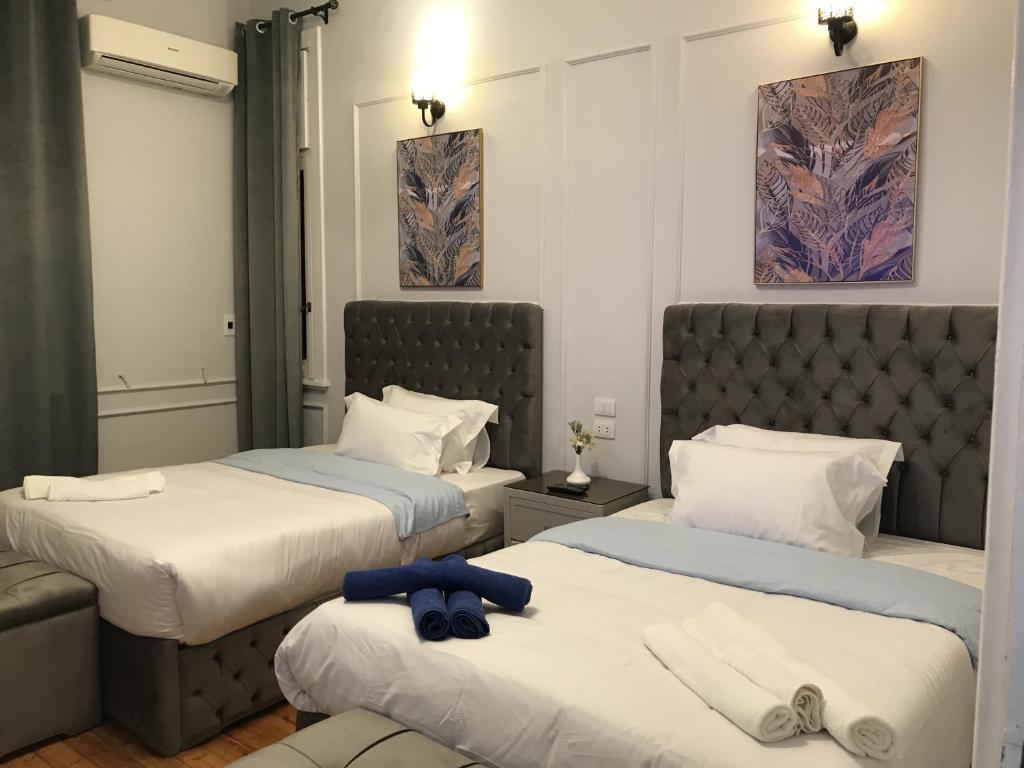 开罗Yacoubian Suites的酒店客房,配有两张带毛巾的床