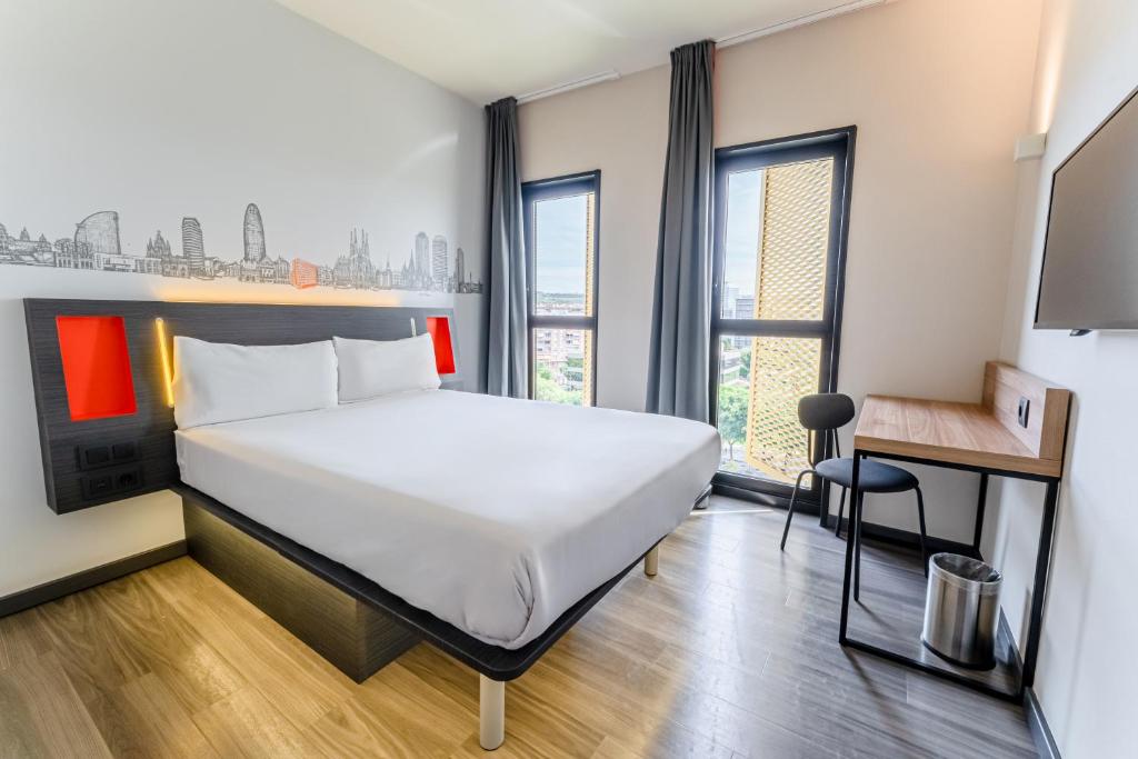 easyHotel Barcelona Fira客房内的一张或多张床位