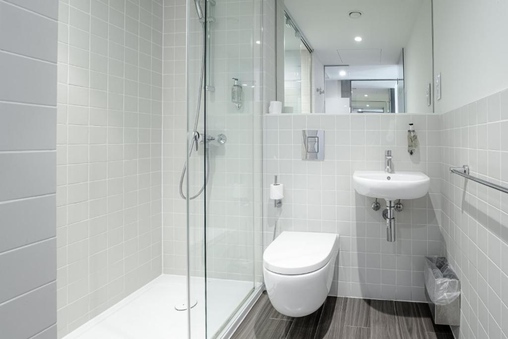 easyHotel Barcelona Fira的一间浴室