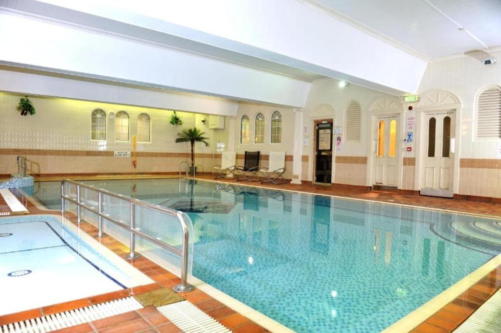 伯恩茅斯Queens Hotel & Spa Bournemouth的大楼内的大型游泳池