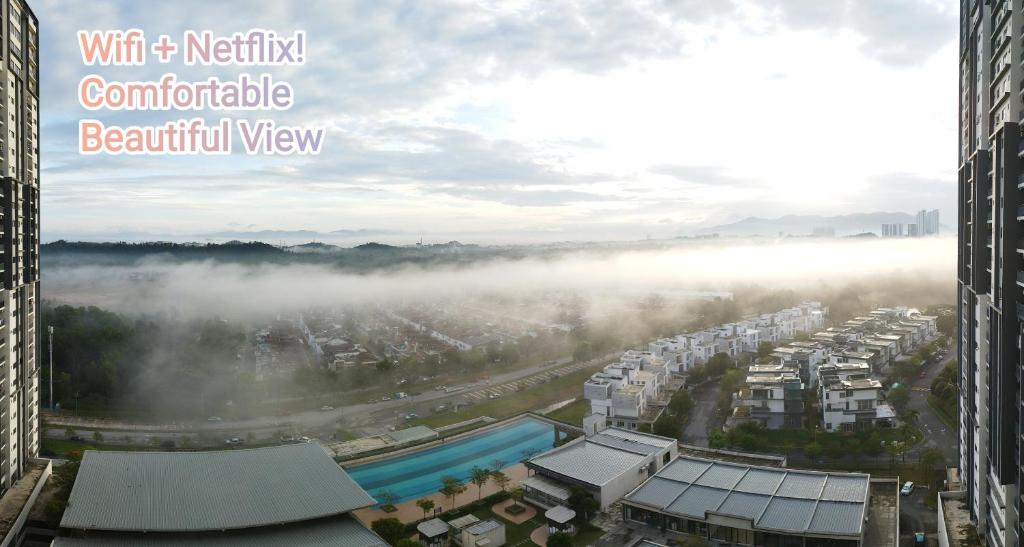 汝来HMM Lili - Nilai的雾中城市的正面景色