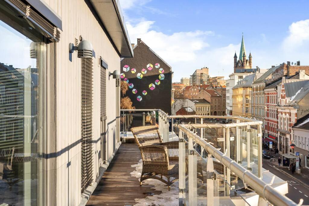 奥斯陆Dinbnb Apartments I Panoramic Rooftop I 700m to Oslo Central Station的市景阳台配有2把椅子