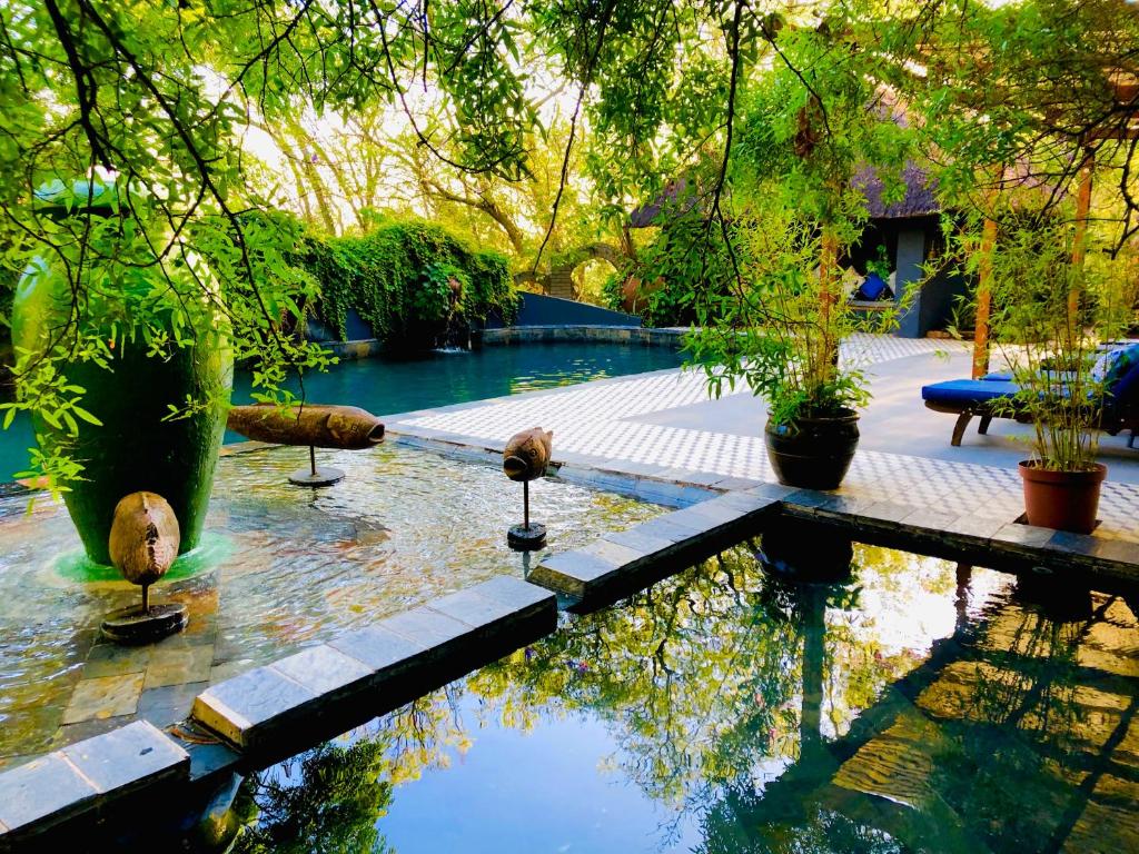 莫迪默勒尚瑞拉乡村Spa酒店的花园中种有植物的水池