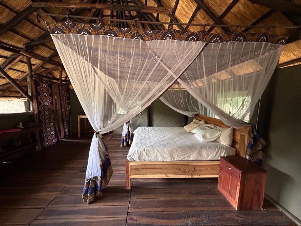 利文斯顿Sukulu Reserve的一间卧室配有蚊帐