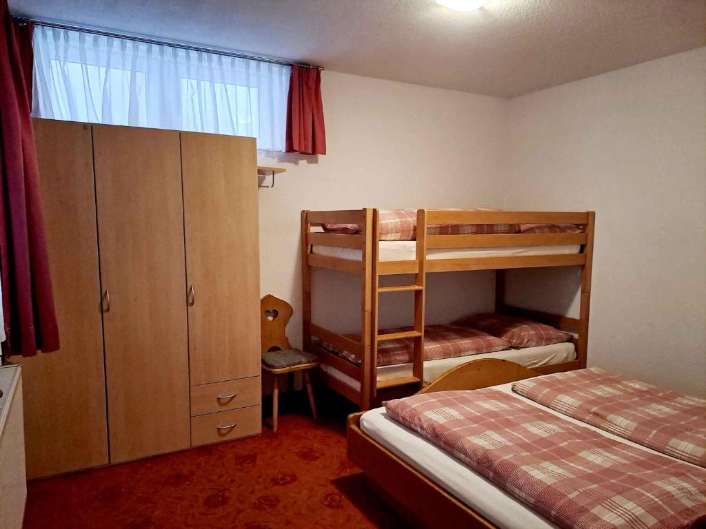 PankrazbergApartment in Fügenberg/Zillertal 727的一间卧室配有两张双层床和一张床