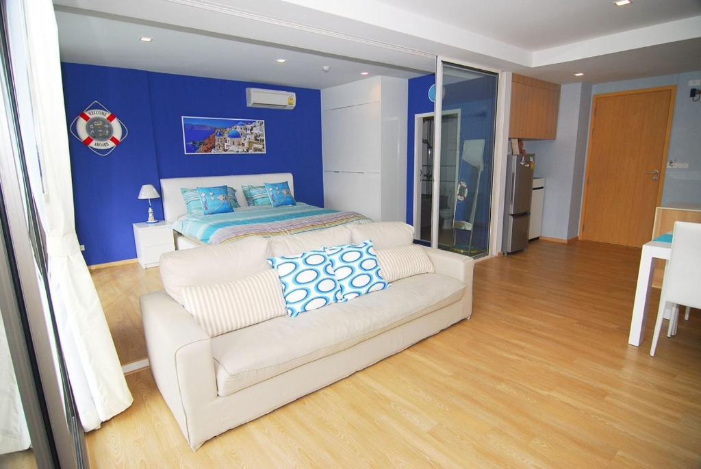 七岩队长雷乌亚桑科雷姆公寓的蓝色的卧室配有床和沙发