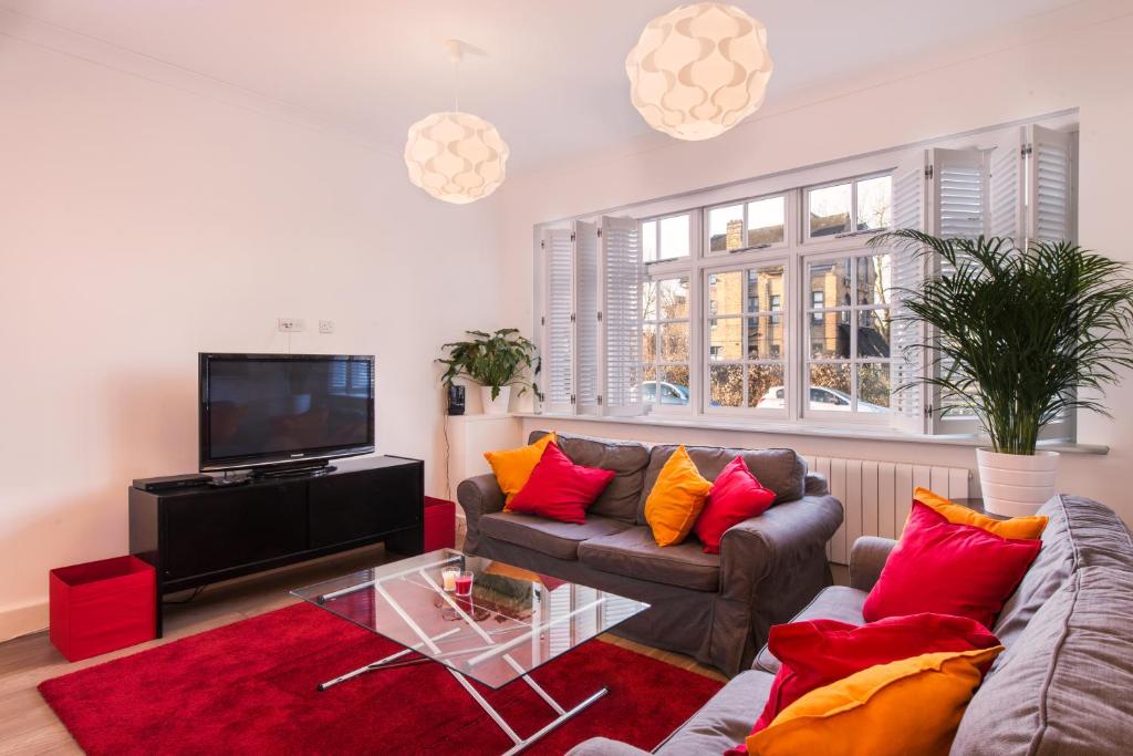 伦敦伦敦之家度假屋的带沙发和电视的客厅