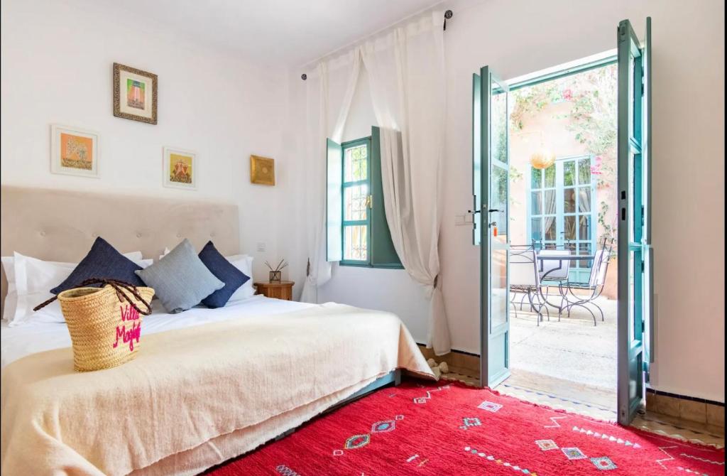 马拉喀什Villa Magtafa的一间卧室设有一张床和一个滑动玻璃门