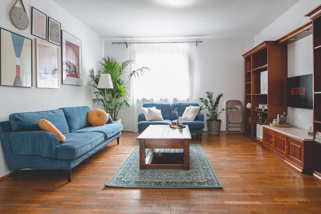 华沙Tuyo Casa Sarabandy的客厅配有蓝色的沙发和茶几