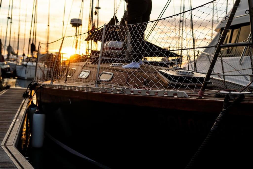 圣米格尔德阿沃纳The Captains Locker - 30ft Yacht的船停靠在码头,享有日落美景