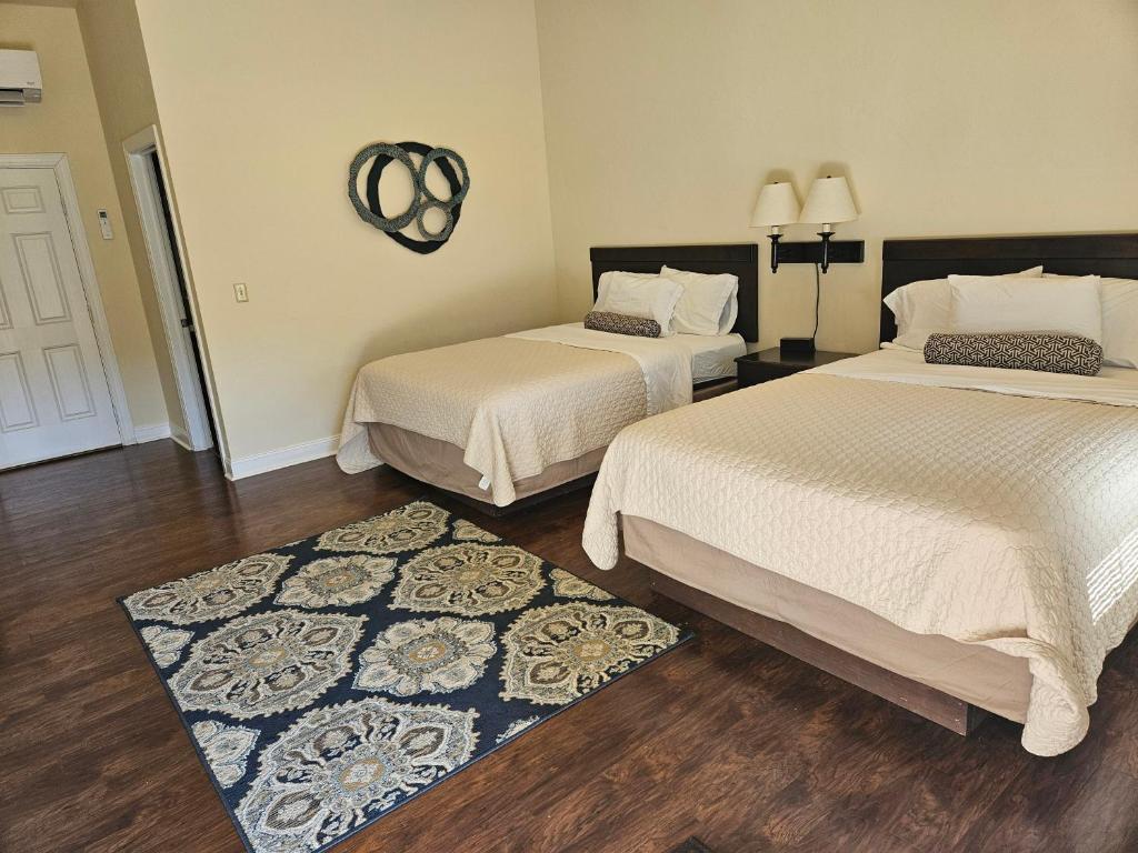 LigonierSunset Cottage Motel Rooms的一间带两张床的卧室和地毯