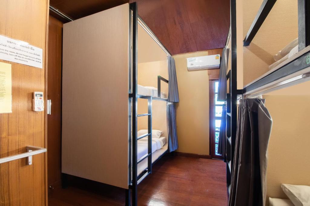 清迈Cozy Hub Hostel的带两张双层床的客房和走廊
