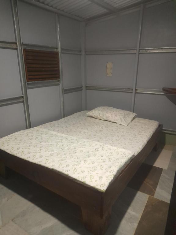 Rio CelesteChava Camping Rio Celeste的卧室配有一张床
