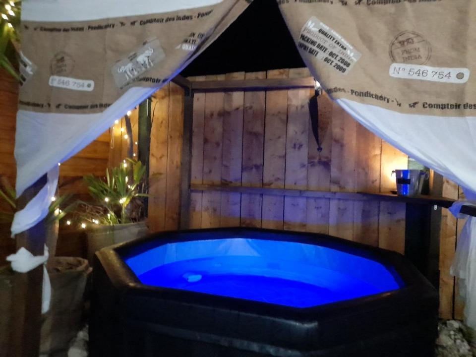 索塞莱潘La Locomotive- SPA - 400 m de la plage的一个带帐篷的房间的大蓝色浴缸
