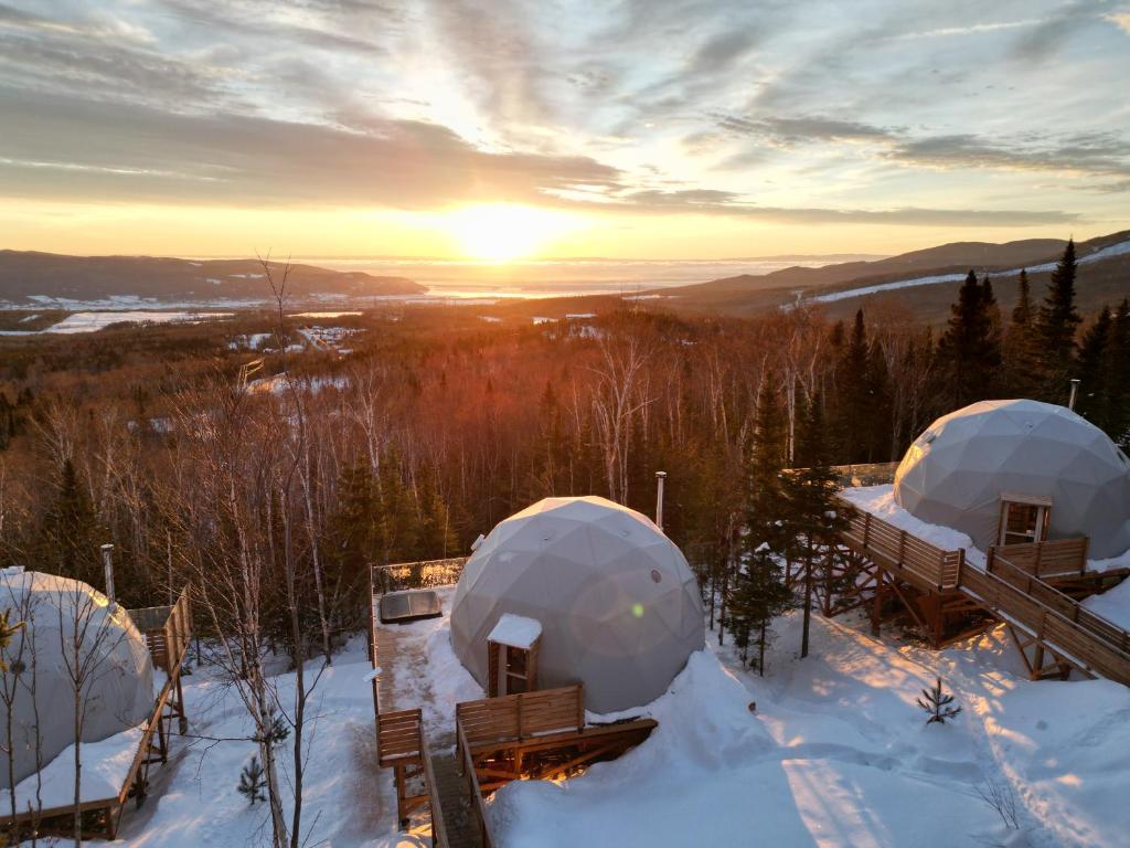 拜圣保罗Nørdika Charlevoix的雪中两个圆顶,背景是日落