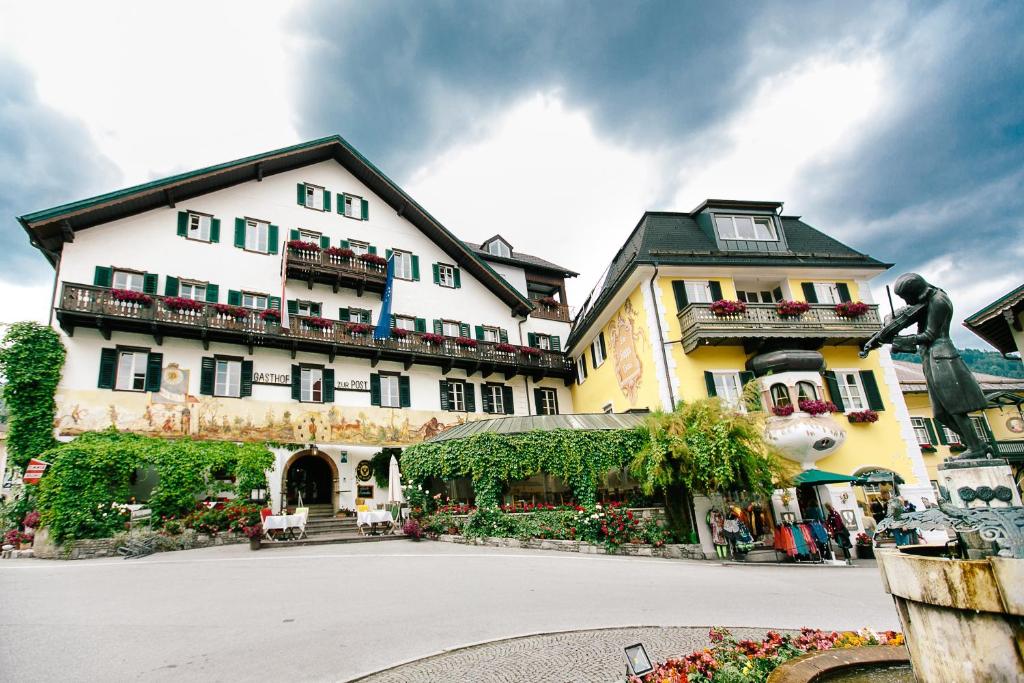 圣吉尔根Hotel Gasthof zur Post的一座大建筑,前面有一个庭院
